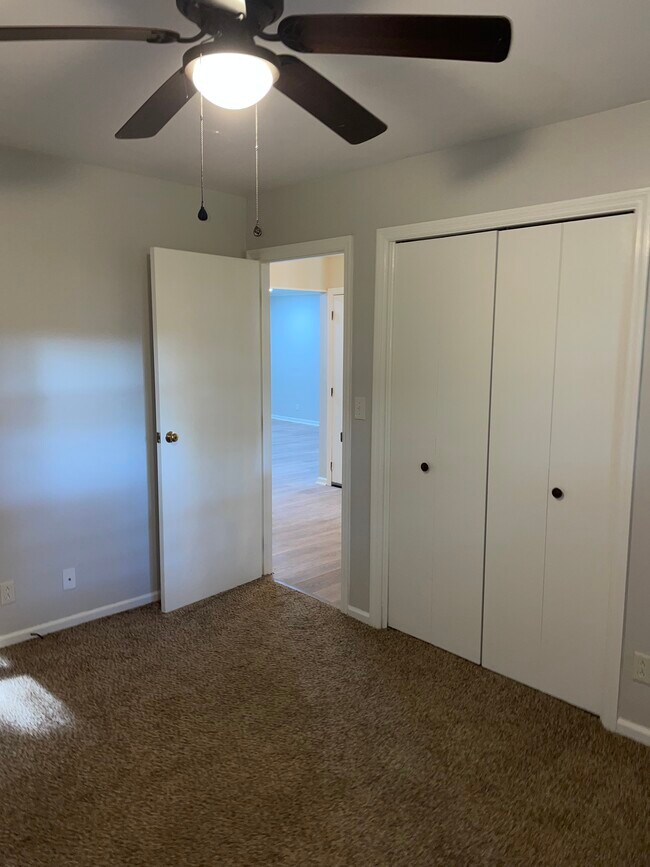 Building Photo - 400 Schenkel Ln