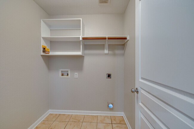Building Photo - Great location. 4 bedrooms plus an office!
