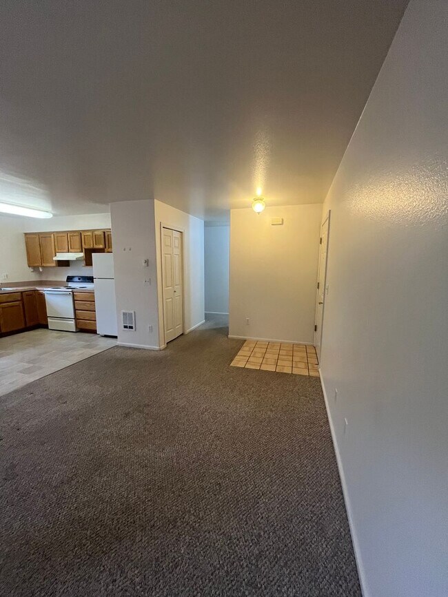 Building Photo - 2-Bedroom 1-Bathroom Apartment in 3 unit building