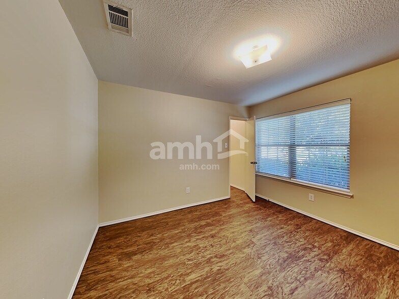 Building Photo - 7232 Lindentree Ln