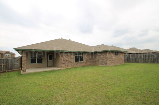 Building Photo - Spacious Three-Bedroom!