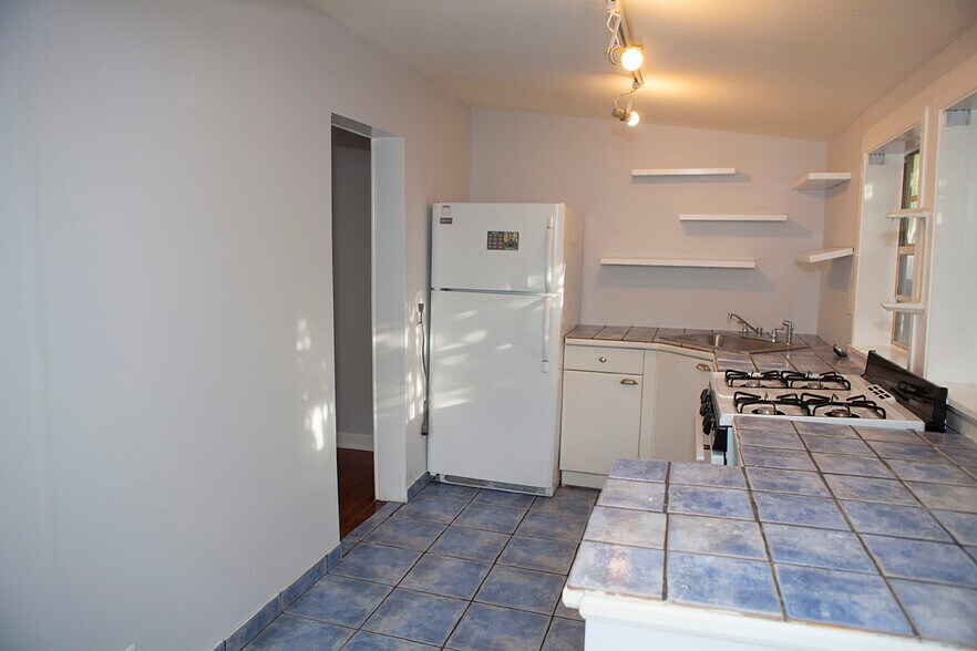 Building Photo - 419 43rd St