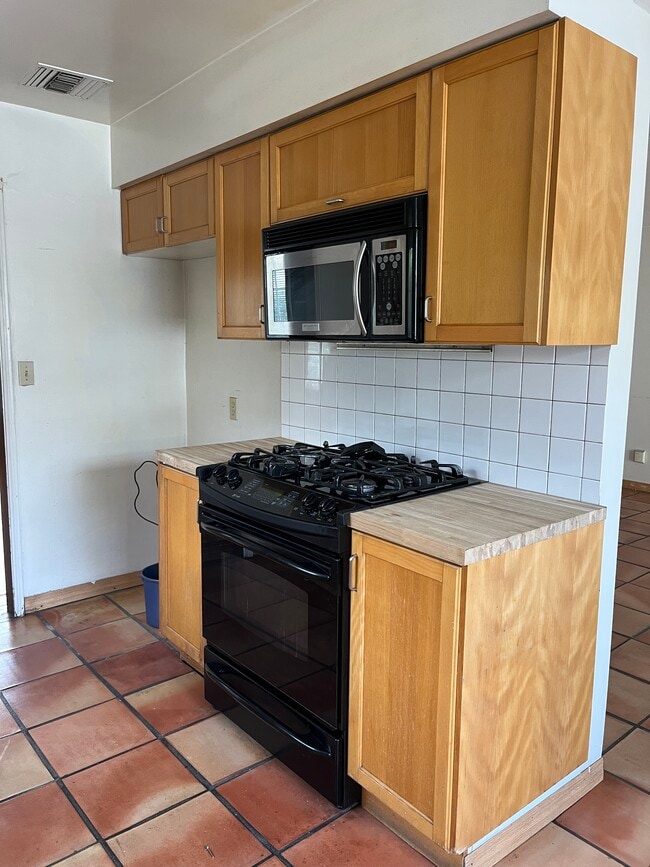 kitchen - 4549 Vista del Monte Ave