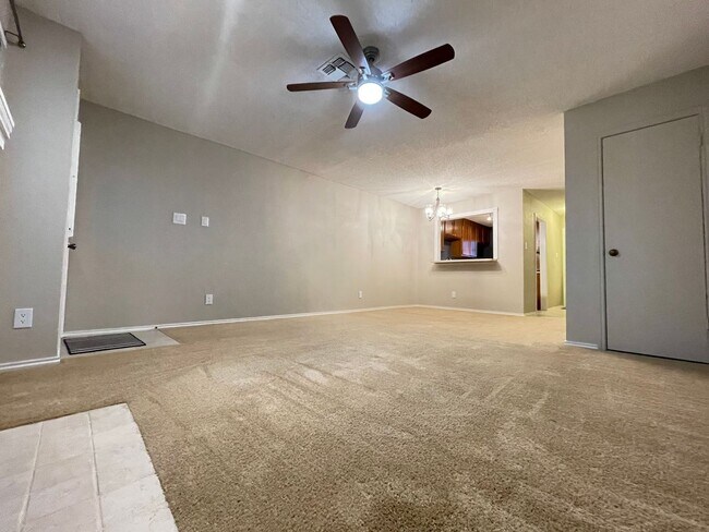 Building Photo - Cozy Townhome Minutes to the Chisholm Trai...