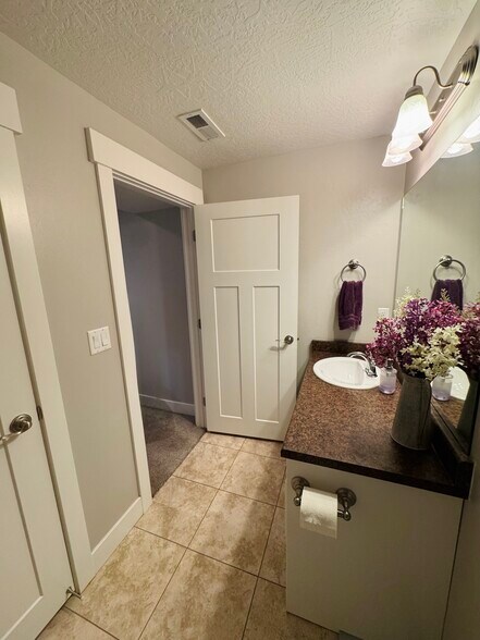 Building Photo - 758 S Aspen Way