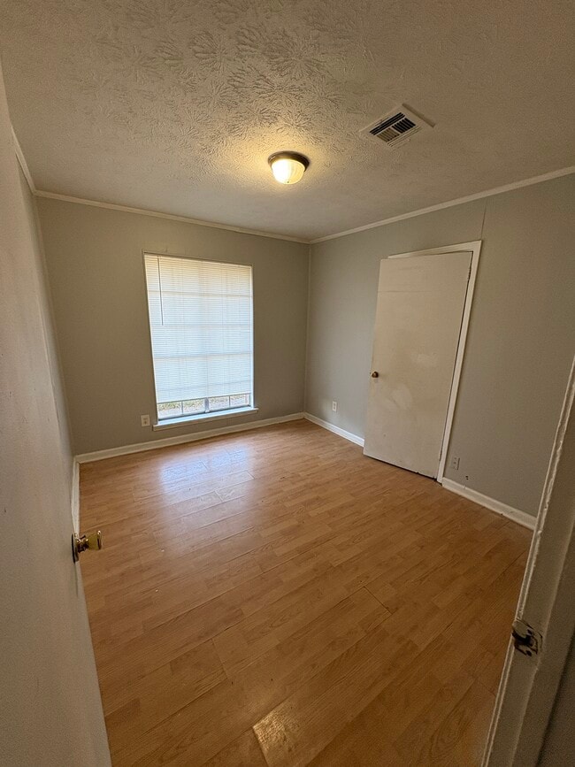 Building Photo - 1542 Midway St