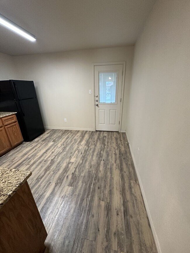 Building Photo - AVAILABLE NOW! (SECTION 8 ACCEPTED)