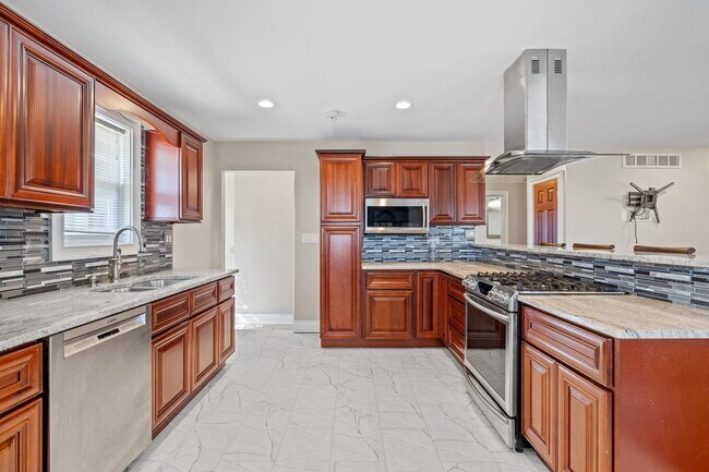 Building Photo - 1352 Smith Rd