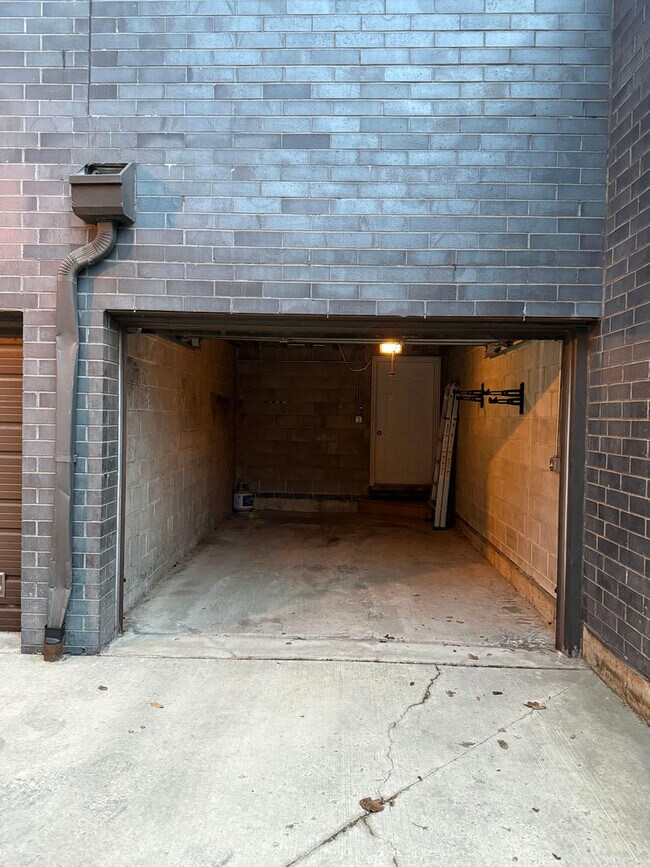 Building Photo - 2408 W Rice St