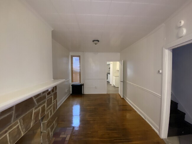 Building Photo - 903 W Poplar St