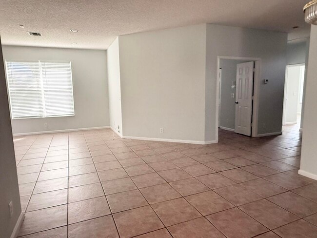 Building Photo - 12077 Pointe Cir