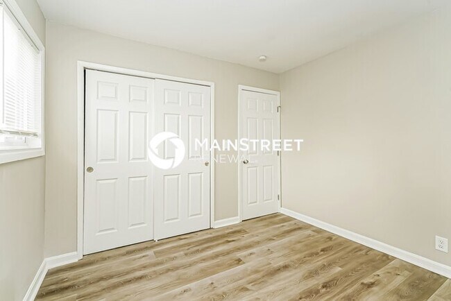 Building Photo - 3 Bedroom Pet-Friendly Home in Louisville, KY with Main Street Renewal