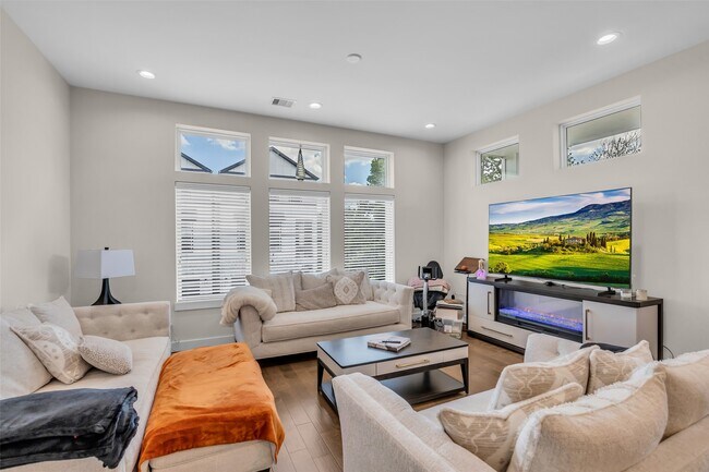 Building Photo - 5303 Donovan Gdns Ln