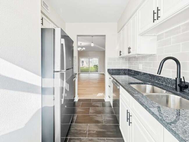 Building Photo - Modern & Bright Living in South Pasadena – Your Coastal Retreat!