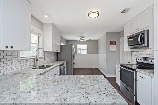 Building Photo - 1719 Longhorn Dr