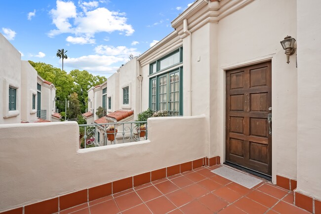 Building Photo - 1123 Flores St