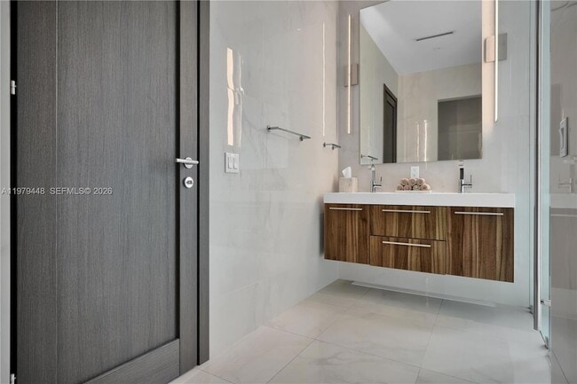 Building Photo - 5501 Pine Tree Dr