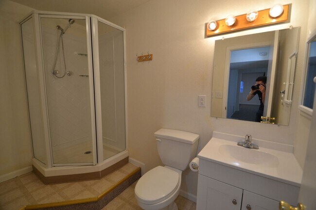 Building Photo - 5 Bed 3 Bath Ranch with Finished Basement