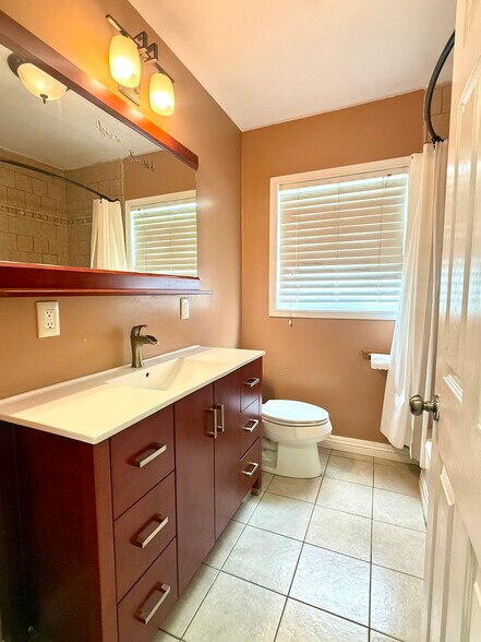 Building Photo - 6517 White Oak Ave