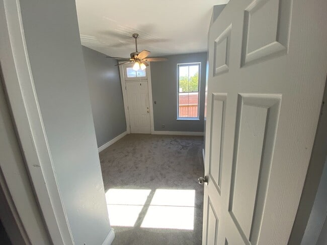 Building Photo - Spacious 4 bedroom 2 bath Townhome Updated...