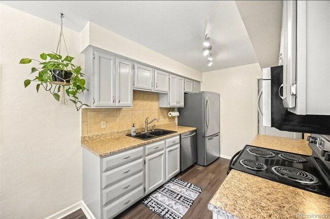 Building Photo - 9786 Orangewood Dr