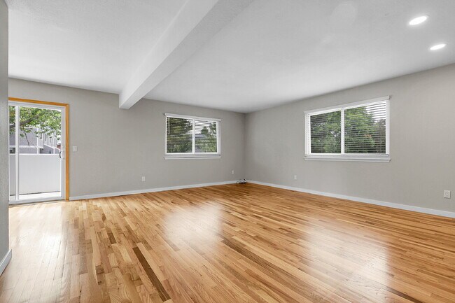 Building Photo - $2,600 - 3 Bed, 1.5 Bath Condo in Aurora w...