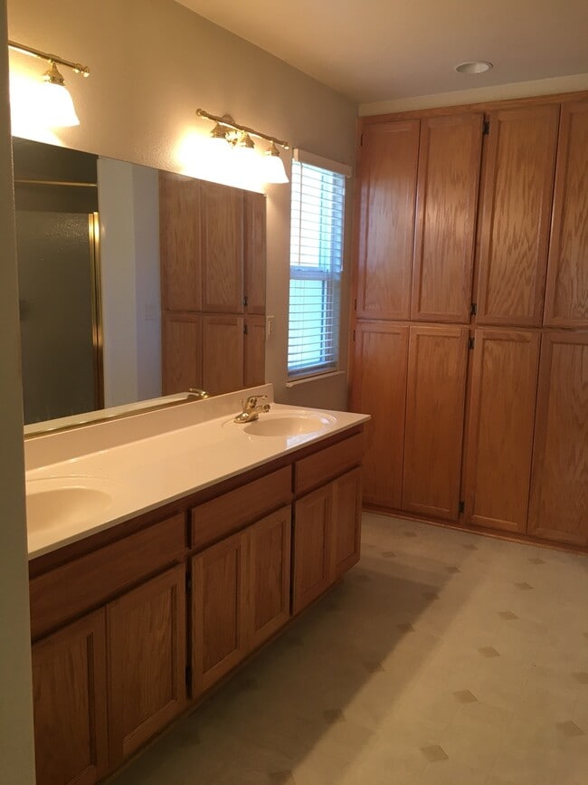Building Photo - 3 Bedroom Chico Home with 3 Car Garage!