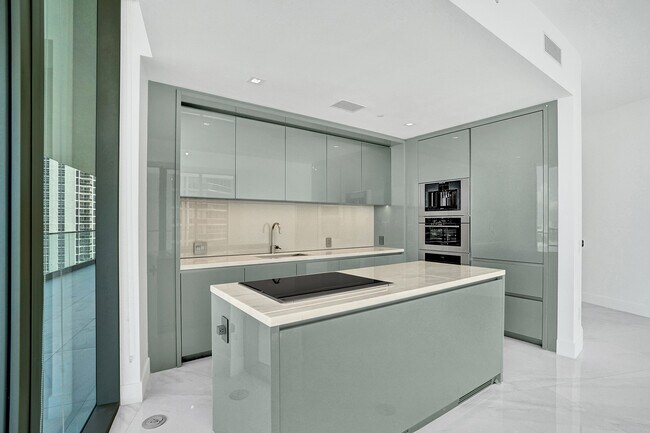 Building Photo - 18975 Collins Ave