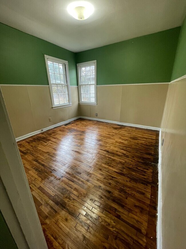 Building Photo - Darling 2 Bedroom in Nice Quiet Area