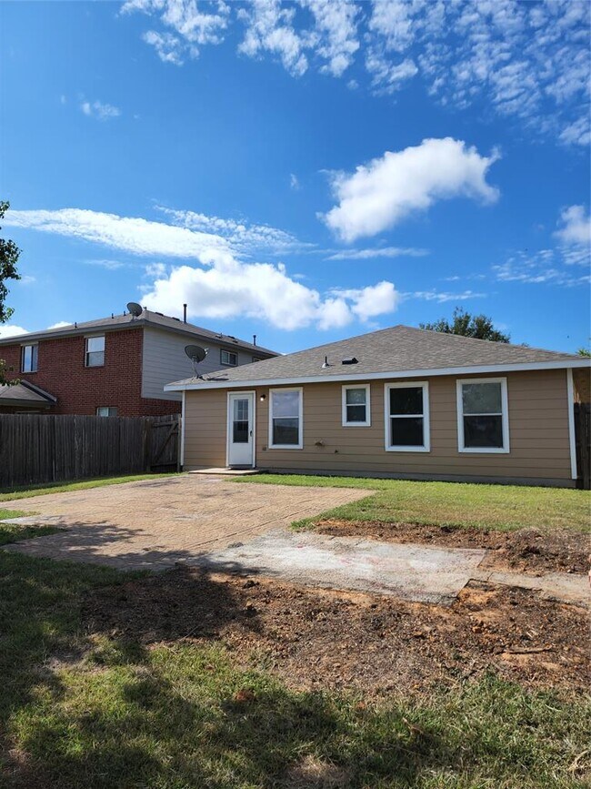 Building Photo - 18016 Honey Locust Ln