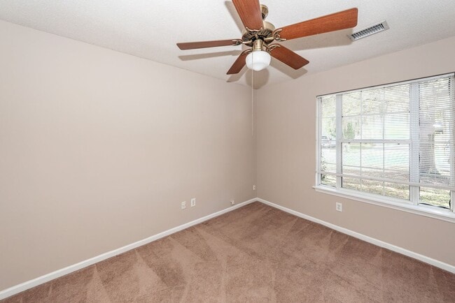 Building Photo - 3 Bedroom, 2 Bathroom Home in Whitehall - North Charleston