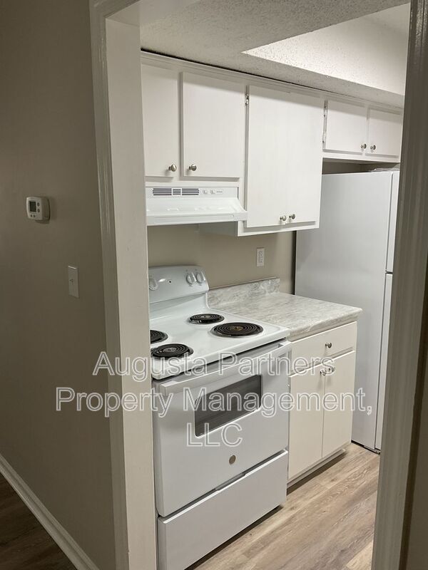 Building Photo - 1546 Hamilton Dr