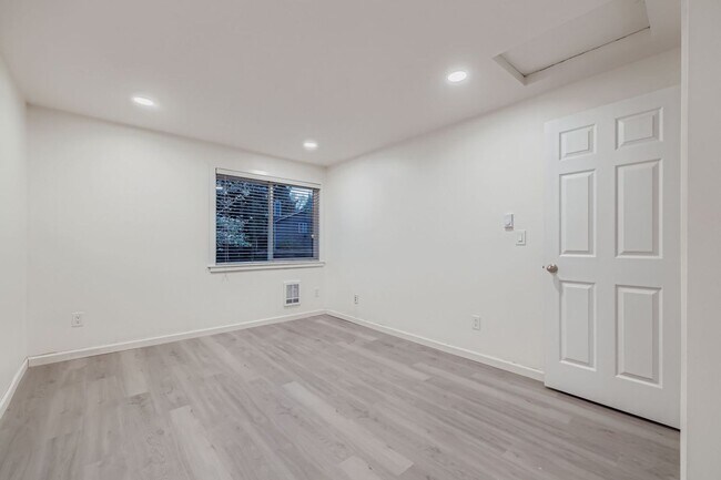 Building Photo - Beautiful 2Bed/1.75Bath in an Exclusive Community in the heart of Kirkland!