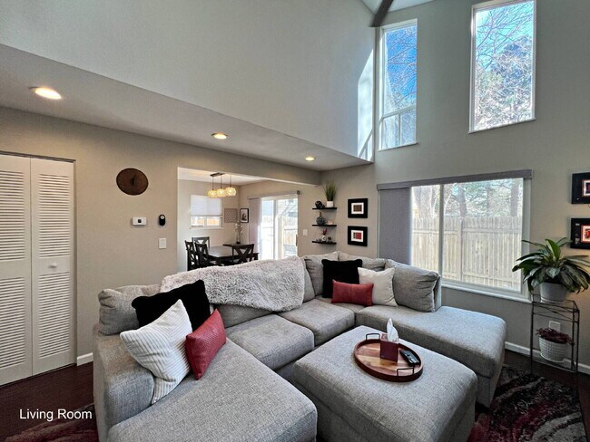 Building Photo - "Charming 2-Bed Townhouse Retreat on East Florida Ave with Spacious 1170 Sq Ft Layout!"