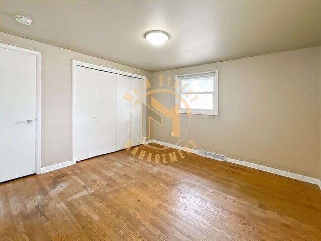 Building Photo - CENTRAL AIR! 2 Bed 1 Bath Ranch Duplex