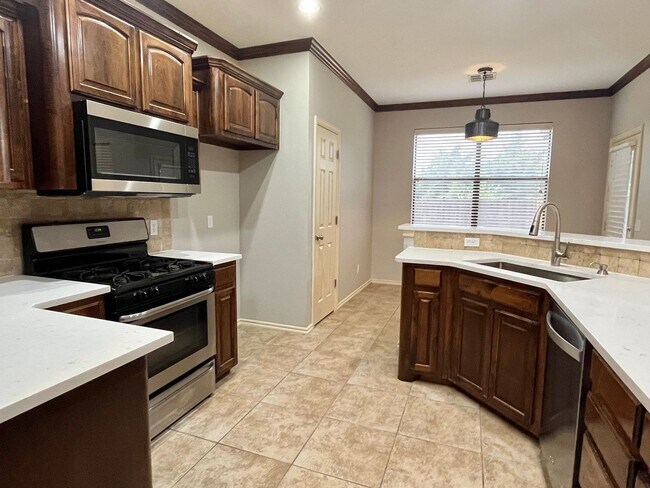 Building Photo - Gorgeous 4 Bed 2 Bath In Edmond