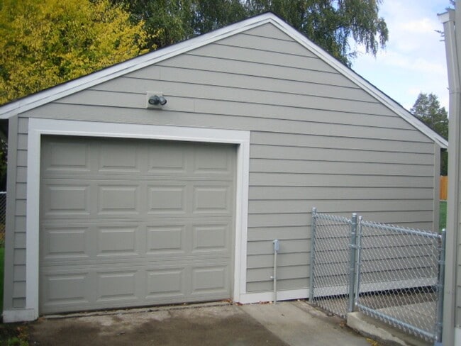 Building Photo - 1065 Garnet St NE