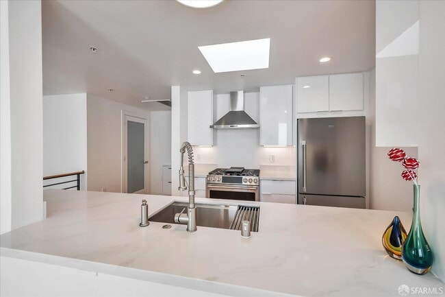 Building Photo - 69 Clementina St