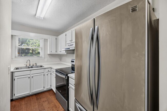 Building Photo - 850 Colony Dr