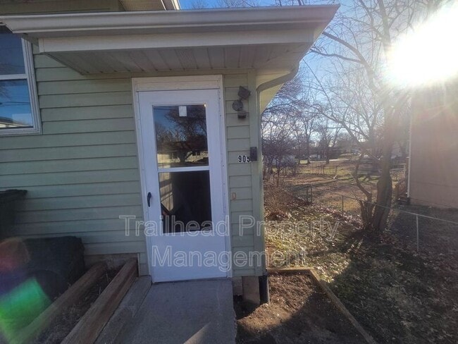 Building Photo - 905 Madison St