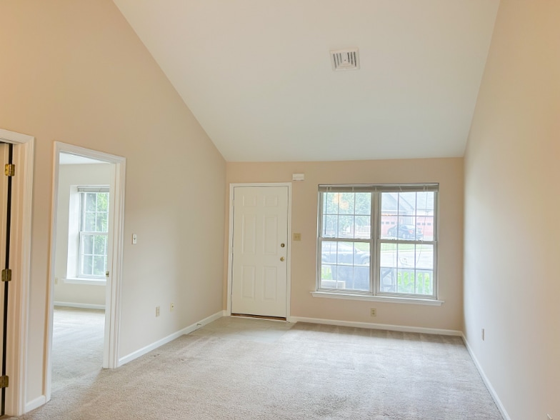 Building Photo - 21 Oakgrove Ln