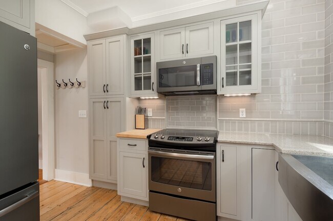 Building Photo - 14 Library St