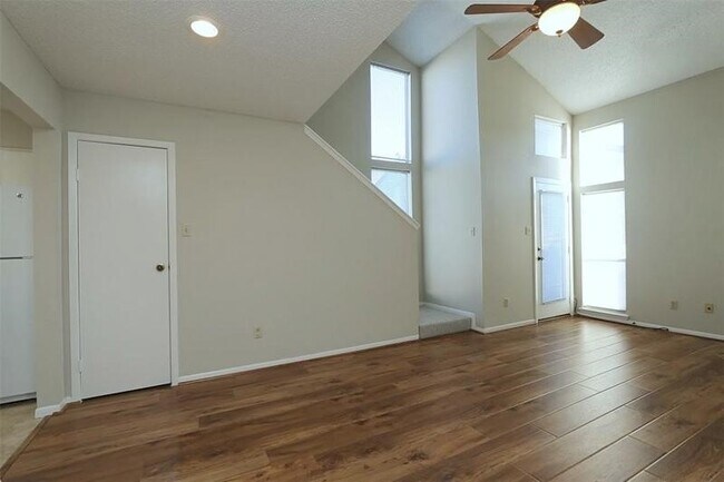 Building Photo - 10855 Meadowglen Ln