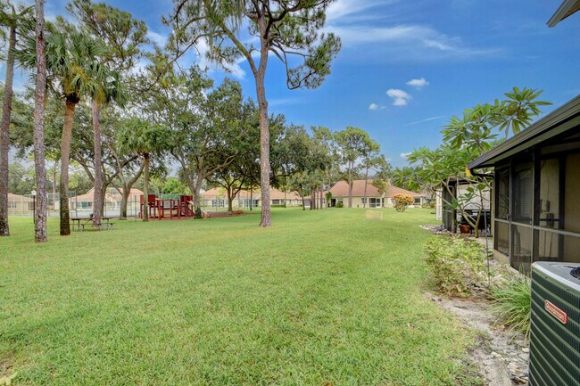 Building Photo - 1105 Maplewood Dr