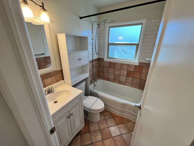 Building Photo - Charming 4 Bedroom 2 Bath Home in Sugarhouse!