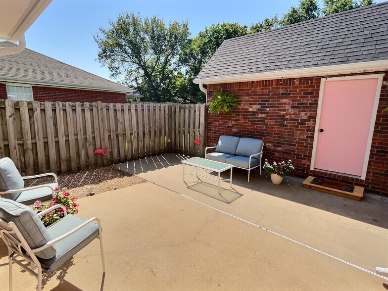 Building Photo - 601 Camellia Dr