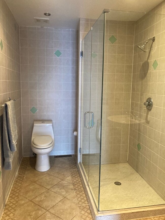 Building Photo - Spacious 3 Bedrooms 4 Bath  Condo with 2 C...