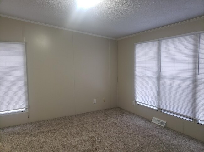 Building Photo - 2084 White Pine M H P Rd