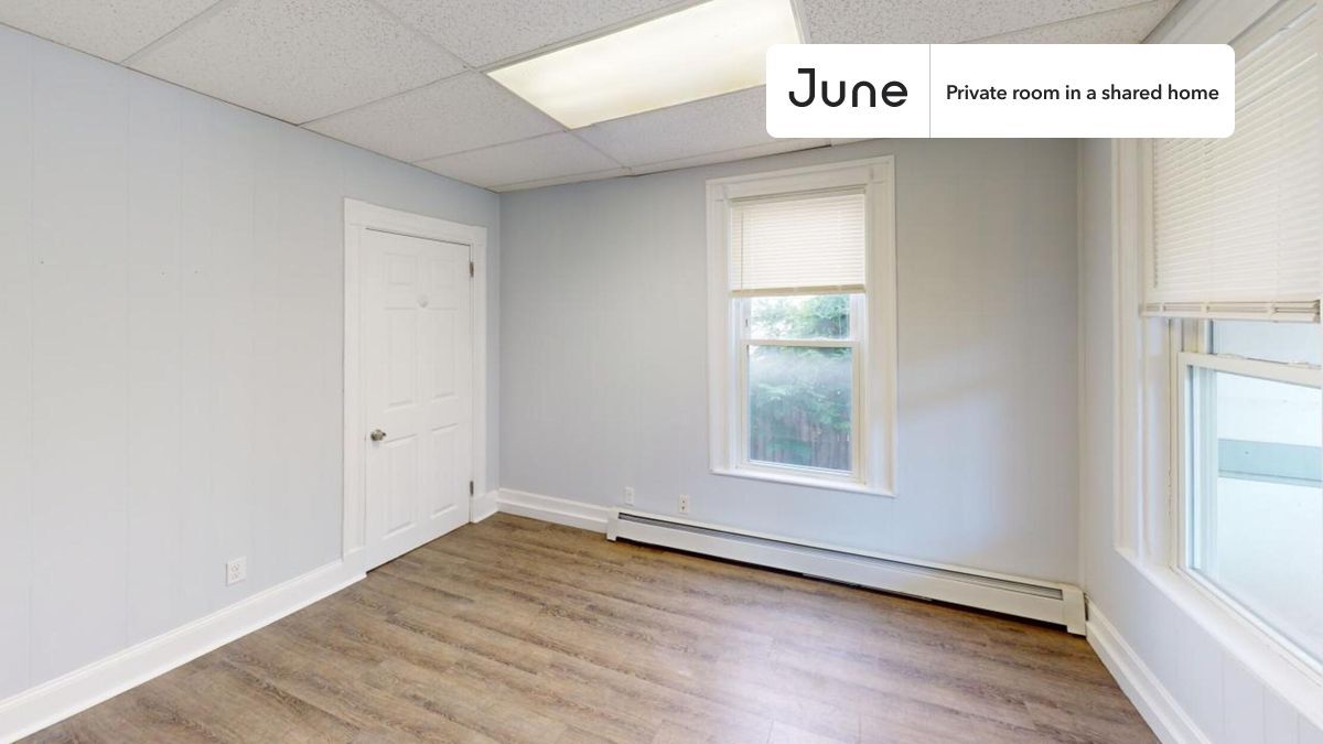 Building Photo - Private bedroom in 3 bed/1 bath Home