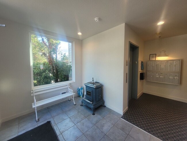 Building Photo - Spacious and Updated 1 Bedroom - H street 2C